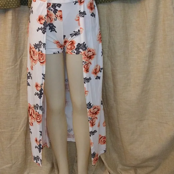 One piece dress with open front and shorts underneath - Picture 3 of 9